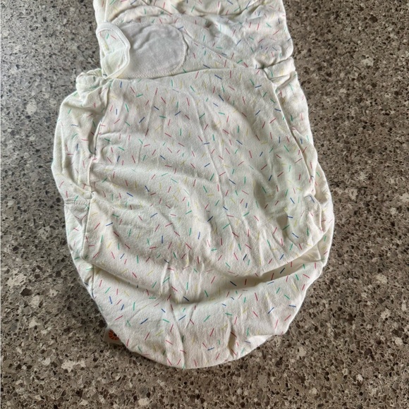 Ergobaby Swaddle Wrap, Original Swaddler, Cupcake - Swacupcake - Picture 2 of 16